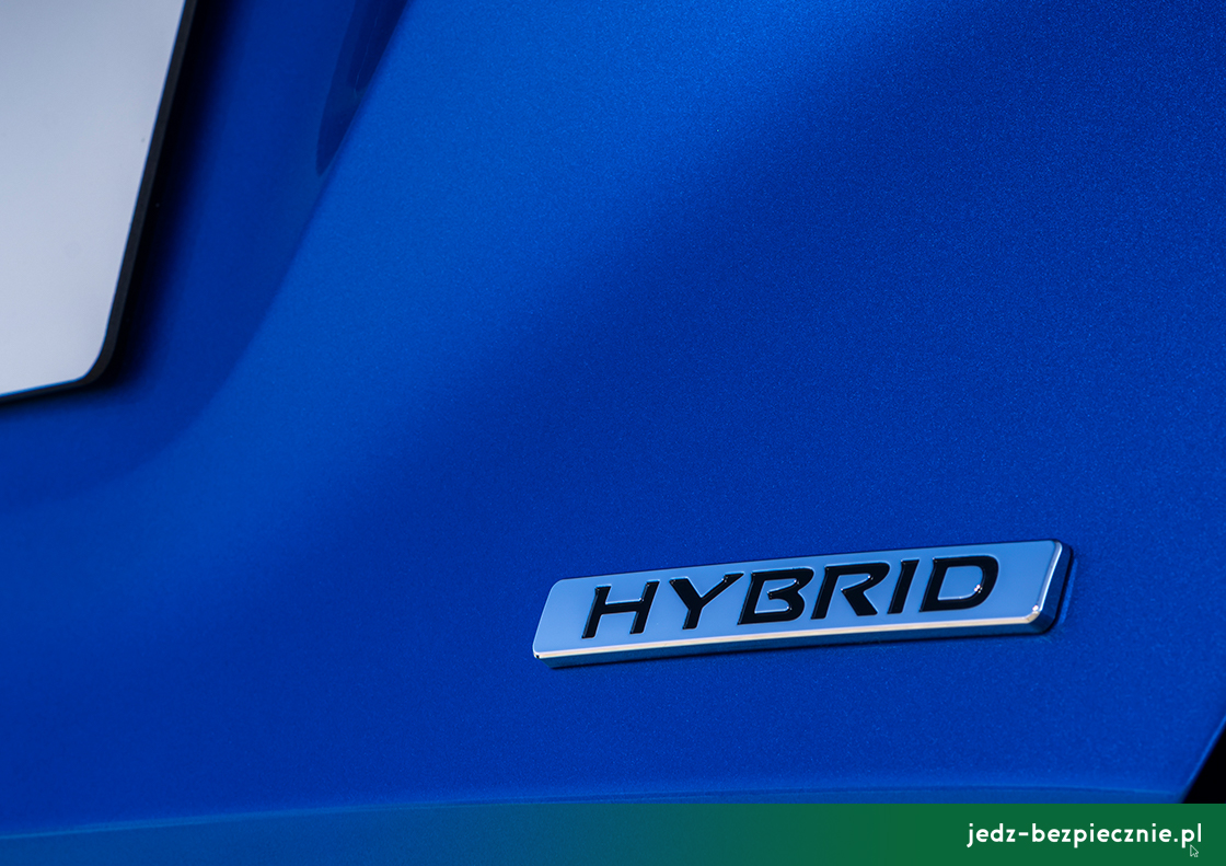 Premiera tygodnia - Nissan Juke Hybrid - emblemat hybrydy na klapie bagażnika